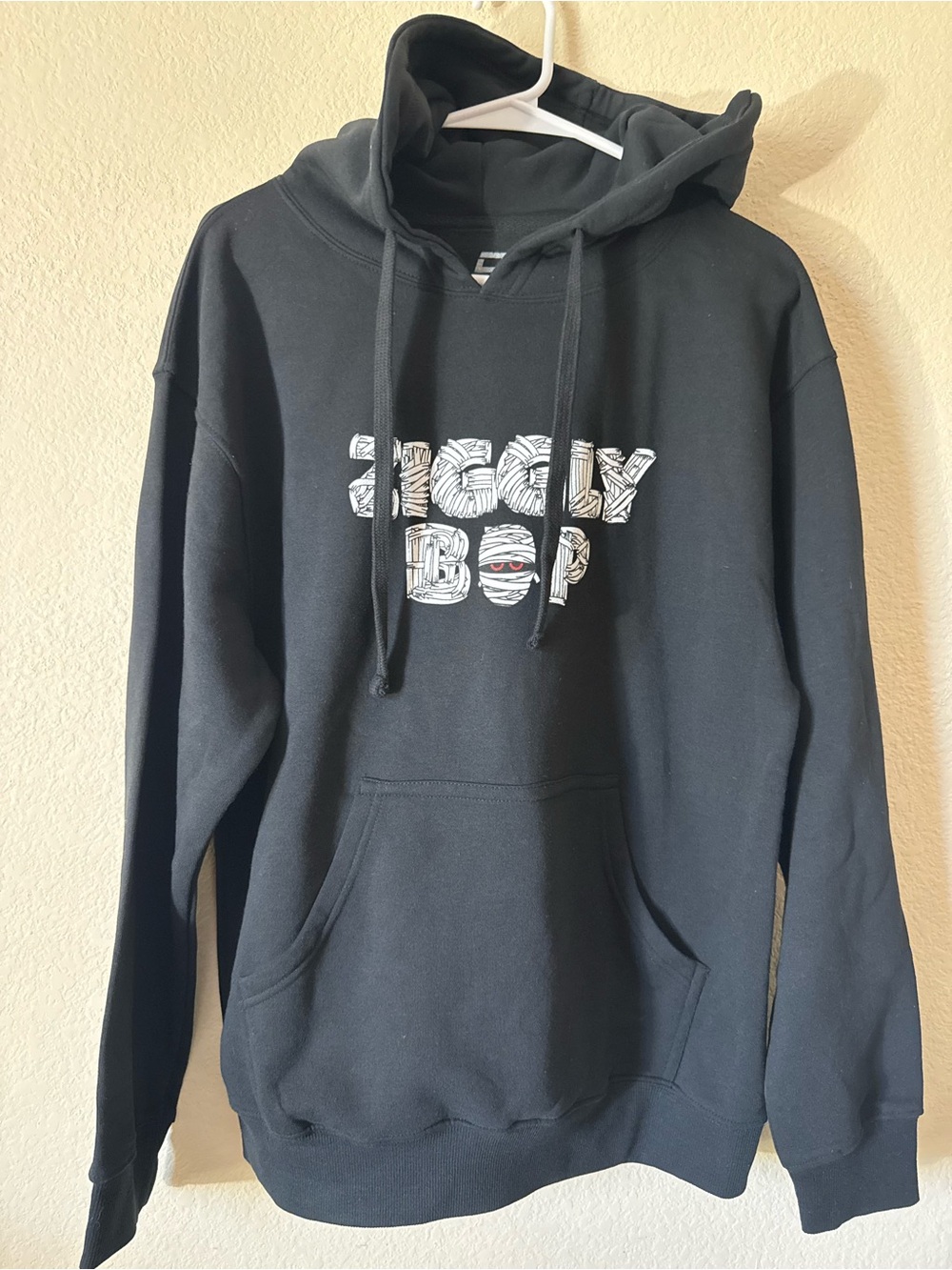 DH Men's Black Pullover Hoodie Sz M Ziggy Bop Mummy Graphic Print NEW